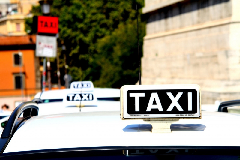 taxis-BENDEJUN-min_taxi_auto_rome_road_white-1051610